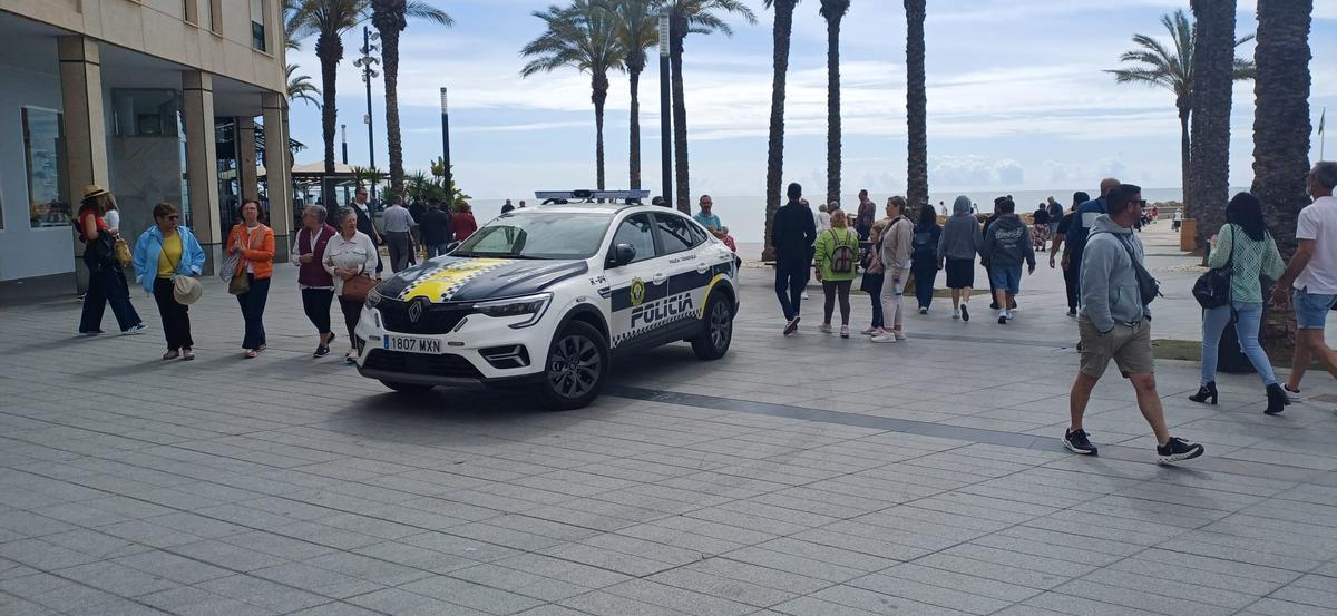 Vehículos policiales en el paseo de Juan Aparicio de Torrevieja