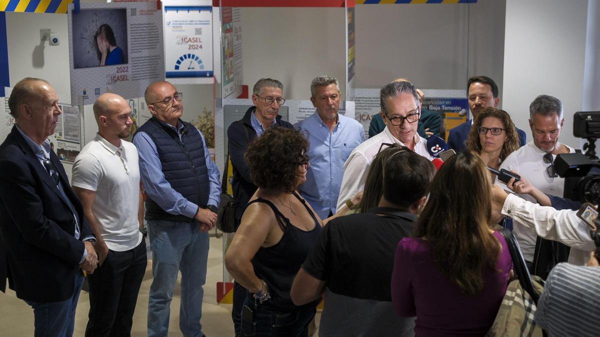 Los representantes sindicales comparecen tras la reunión con la FEHT en la que medió la consejera de Turismo.