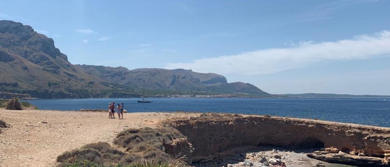 Weiter Blick auf das Meer und die Berge: Es Caló de Betlem liegt am südöstlichen Ende der Bucht von Alcúdia.  | FOTO: KATHRIN BREMER