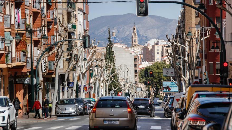 Calle Oliver de Alcoy, una de las que registra más accidentes de tráfico de toda la ciudad.