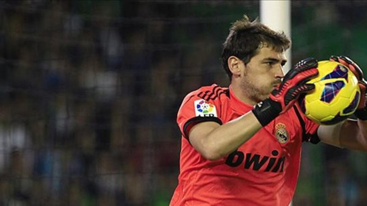 Iker Casillas, ante el Betis.