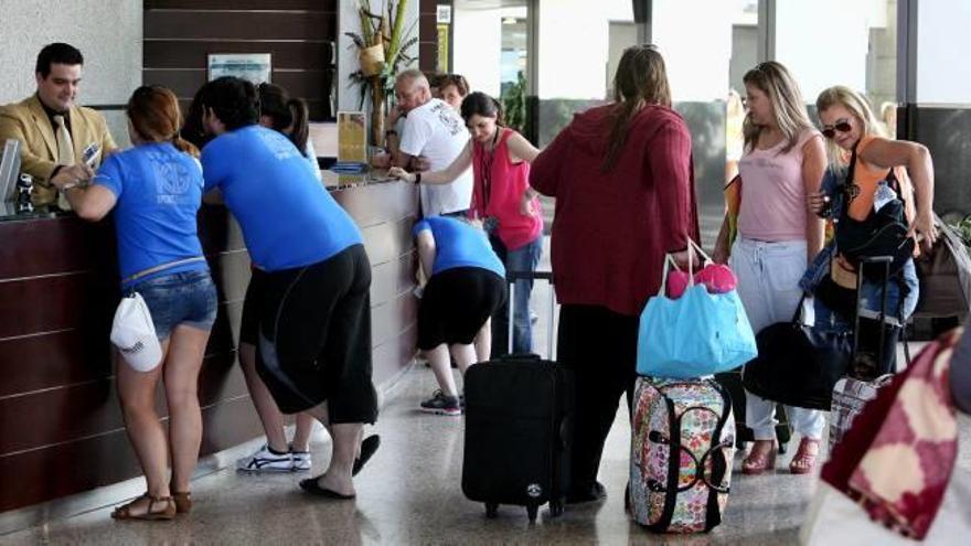 Recepcionistas de un hotel en uno de los muchos establecimientos repartidos en Benidorm.