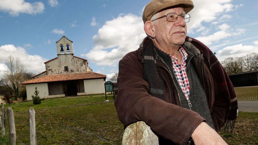 Florencio Friera Suárez, en una imagen de archivo, junto a la iglesia de Santiago de Sariego. | LUISMA MURIAS
