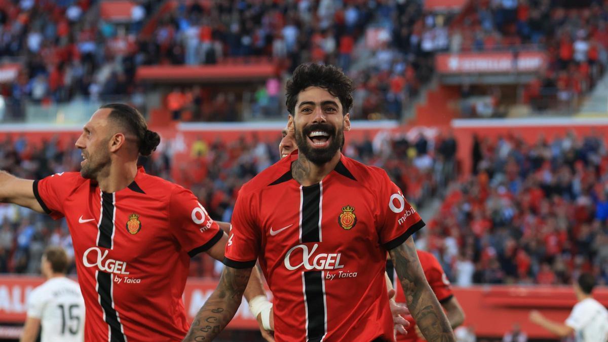 Samu Costa celebra su gol ante el Valencia.