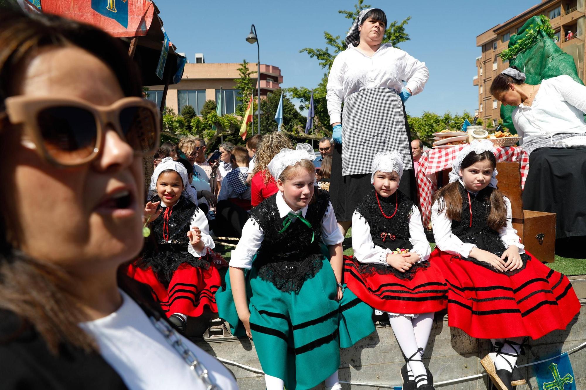 EN IMÁGENES: Así se ha vivido el desfile de carrozas y xarrés de las fiestas de San Isidro en Piedras Blancas