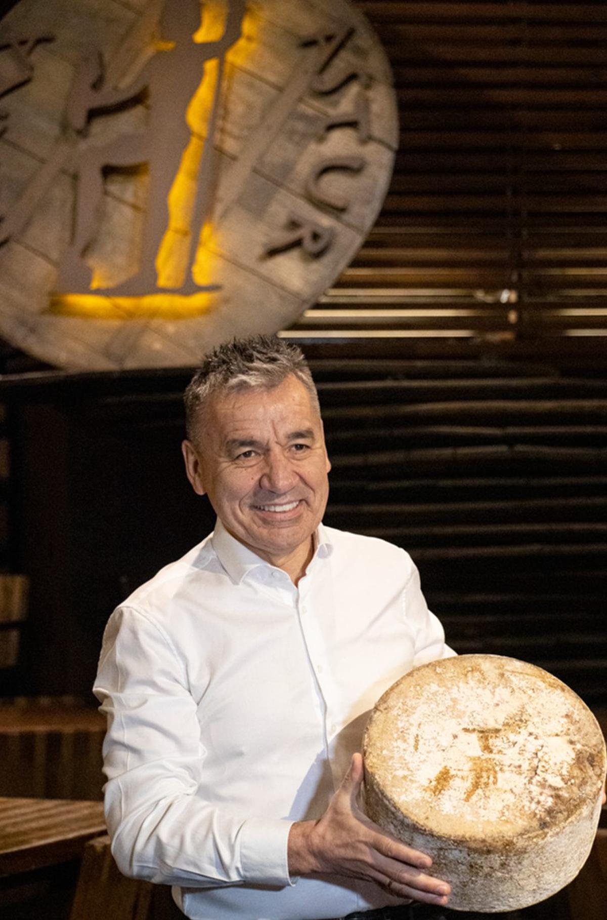 César Suárez  Junco, fundador de Crivencar y Tierra Astur.  A la izquierda, vitrina con quesos y variedades preparadas para su degustación.  Cedidas a LNE