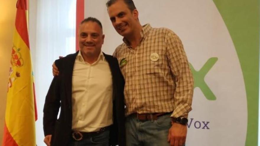 Vega Peinado, a la izquierda, junto al secretario general de Vox, Javier Ortega Smith.