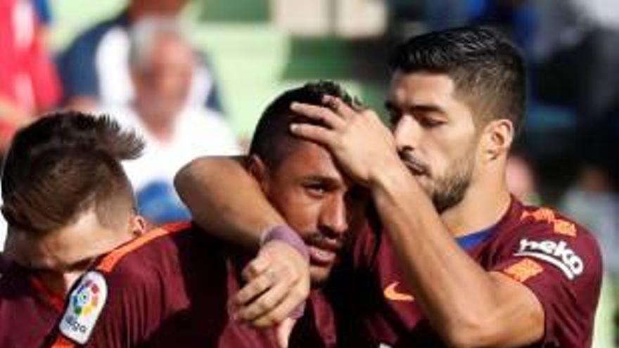 Luis Suárez acaricia la cabeza de Paulinho tras su gol.