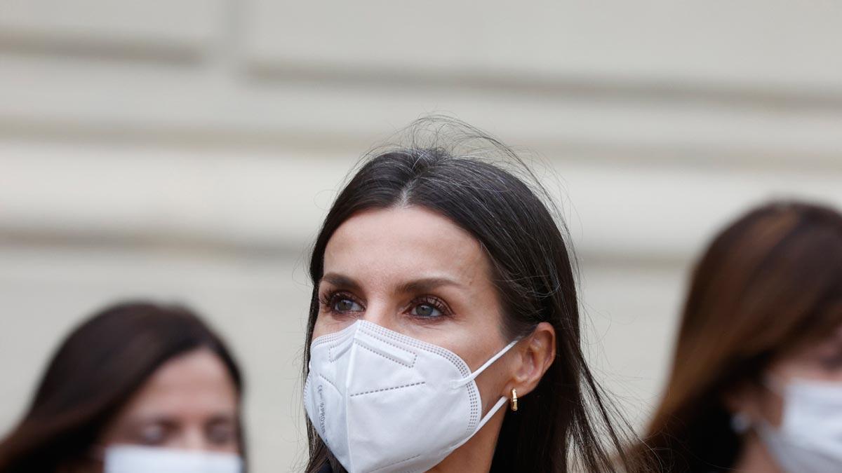 El look 'total black' de la reina Letizia en su viaje a Vitoria