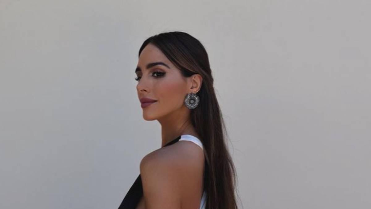 Rocío Osorno con vestido negro con espalda blanca de Zara