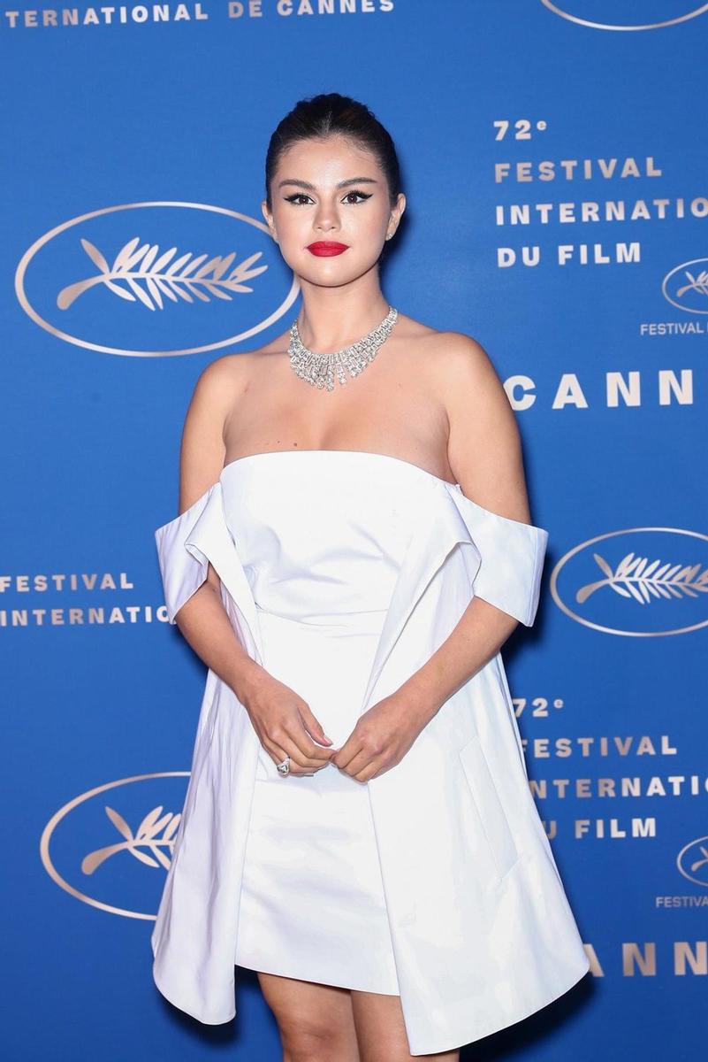 El 'total white' de Selena en Cannes