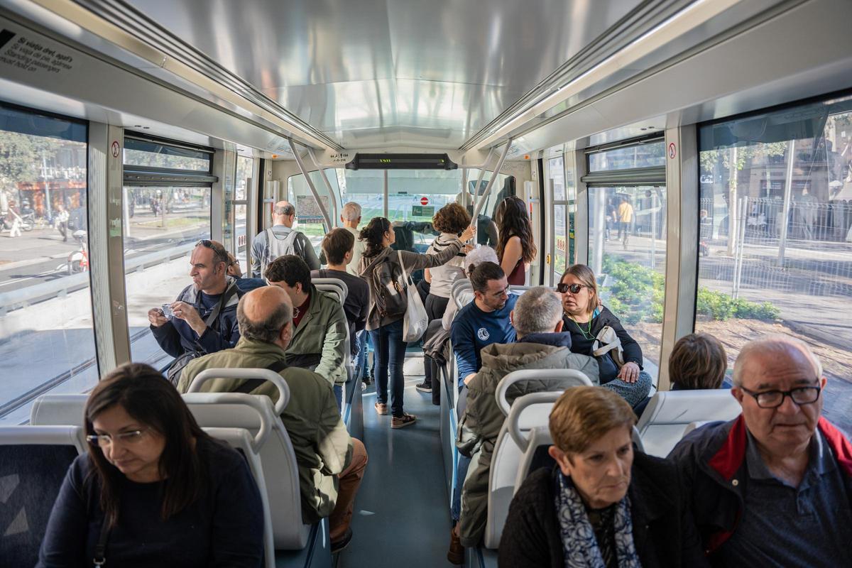 El tranvía se estrena entre Glòries y Verdaguer entre expectación vecinal y sin acto político