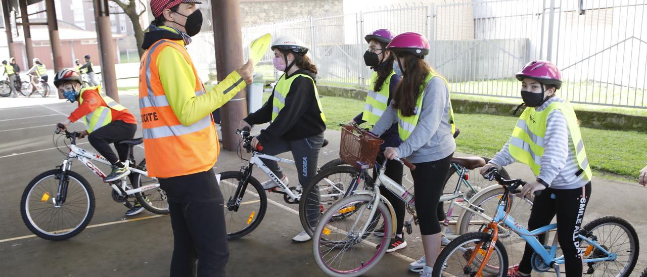 Cuando la bici va a la escuela: el colegio Cervantes de Gijón conciencia a sus alumnos en el uso de la bicicleta