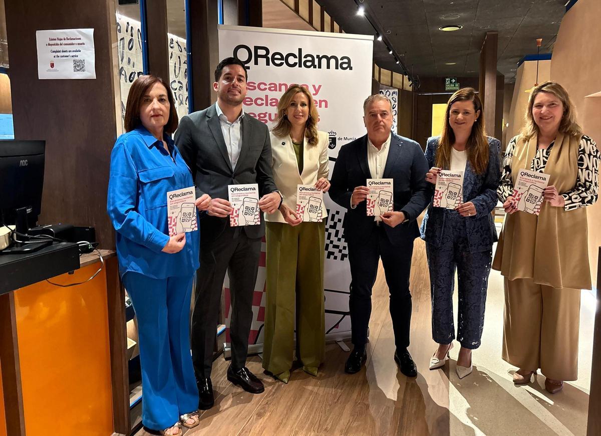 Miembros del Gobierno regional y de HoyTú, en la presentación de la iniciativa 'QReclama', este viernes en el Restaurante El Churra de Murcia