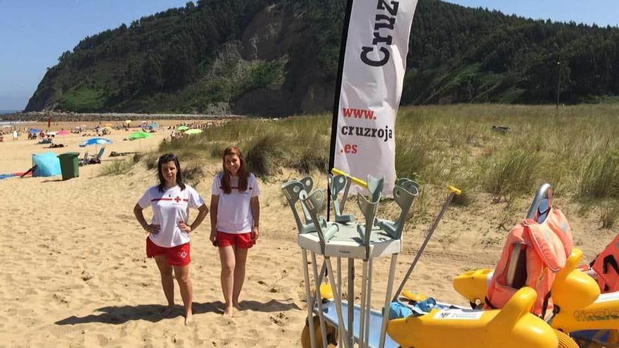 Dos integrantes de Cruz Roja, con las sillas anfibias a la derecha.