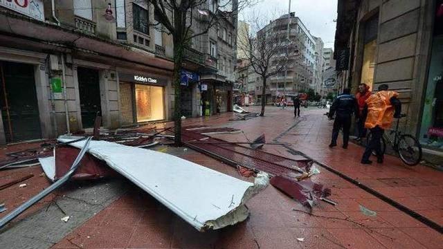 Parte de la terraza de un edificio se precipitó sobre la calle Peregrina en Pontevedra. // G. Santos