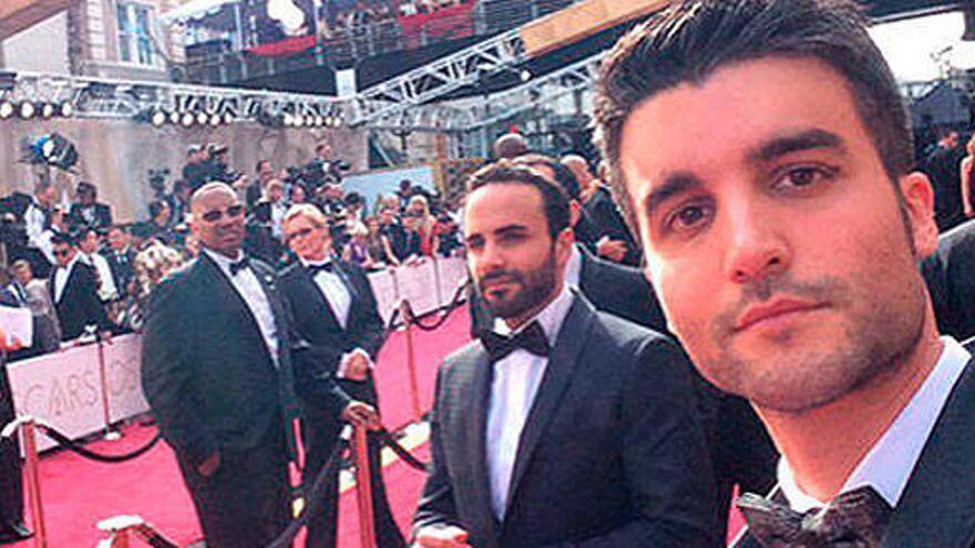 Nico Casal, en un selfi en la alfombra roja de los Oscars.