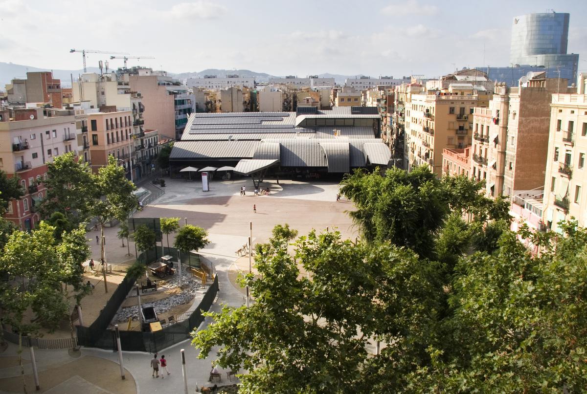 Plaza del Poeta Boscà, apodada en el barrio como 'la Repla' y presidida por el mercado de la Barceloneta, en una imagen de 2009