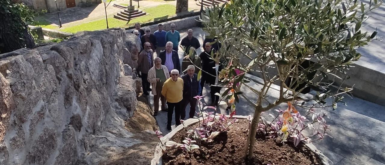 Representantes vecinales, en la plantación del olivo a principios de abril