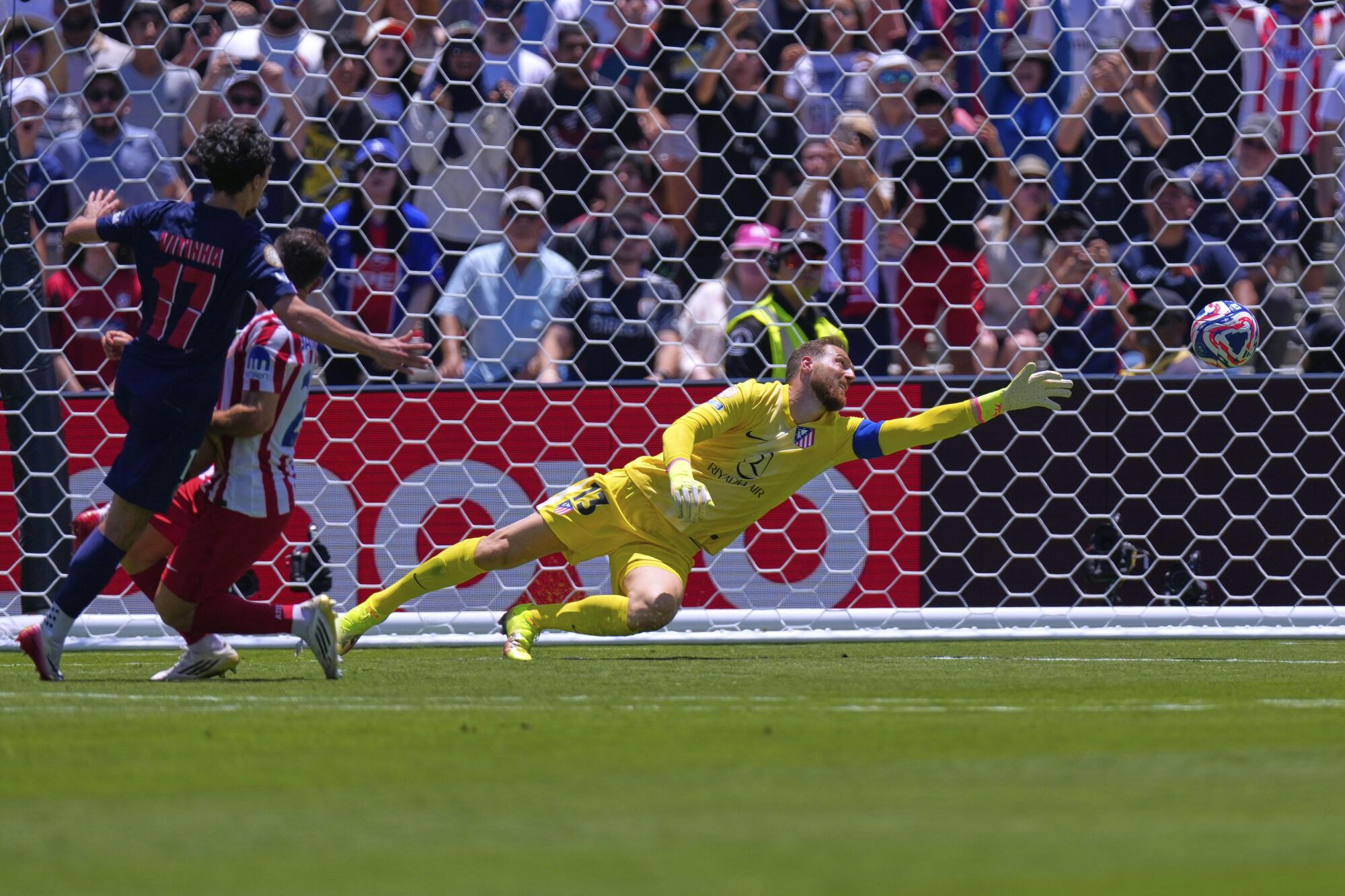 Atletico Madrid's goalkeeper Jan Oblak, right, fails to block a shot by Paris Saint-Germain's Vitinha, left, to score his side's second goal during the Club World Cup group B soccer match between PSG and Atletico Madrid, in Pasadena, Calif., Sunday, June 15, 2025. (AP Photo/Mark J. Terrill) Associated Press/LaPresse. EDITORIAL USE ONLY/ONLY ITALY AND SPAIN