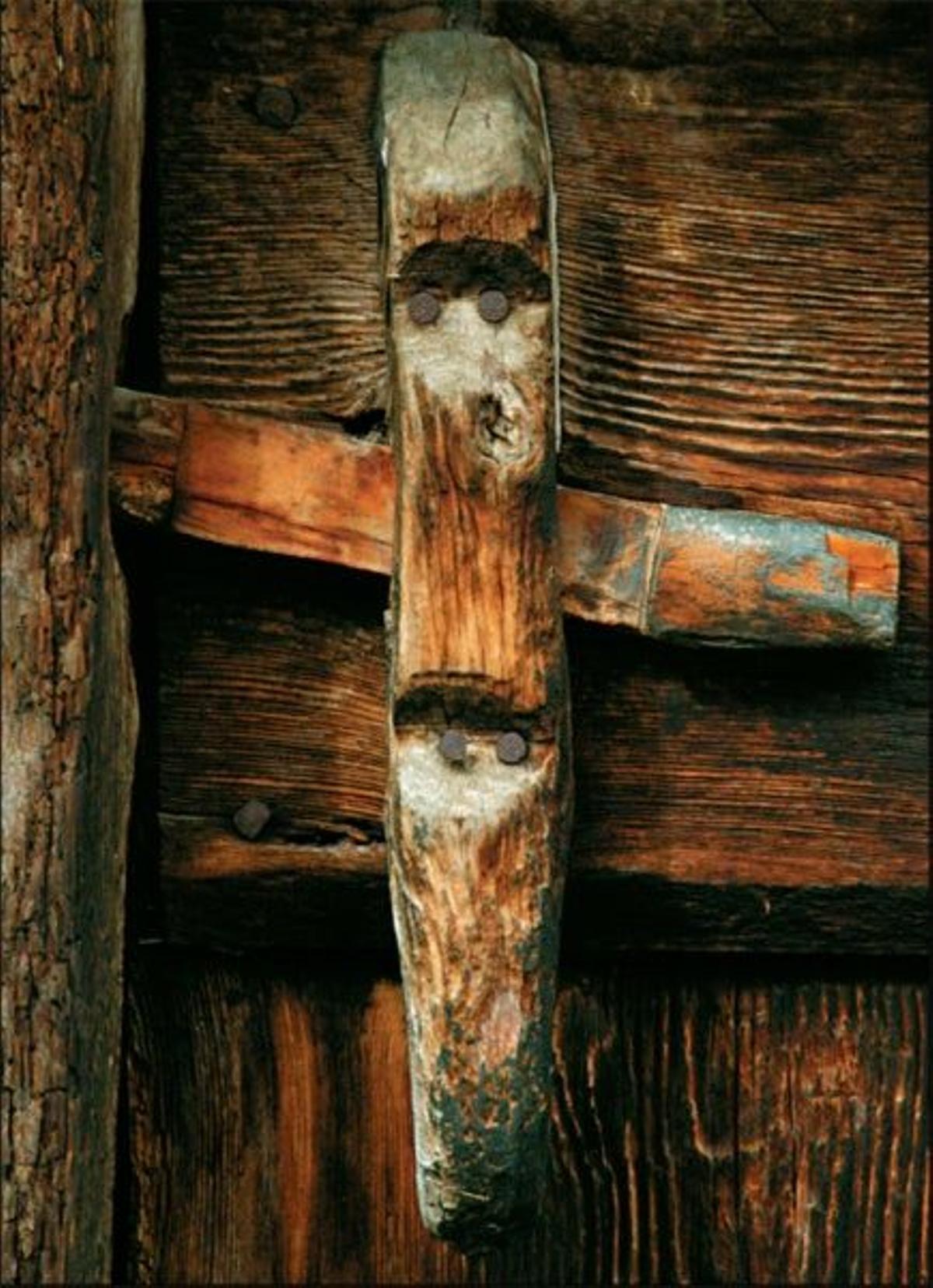 Detalle de una cerradura típica de madera.