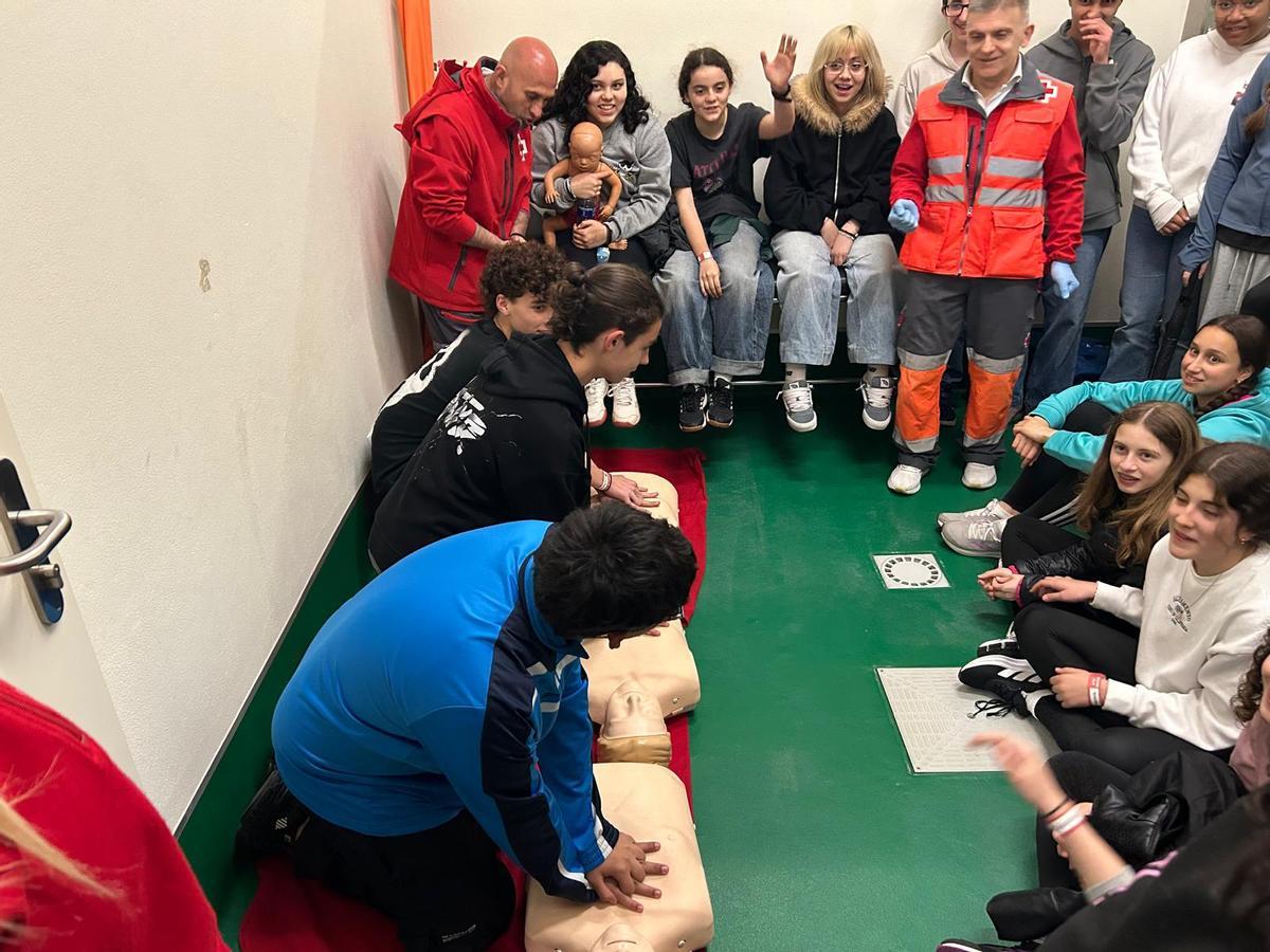 EN IMÁGENES: Simulacro de instalación de un albergue de emergencias con jóvenes de Pola de Siero