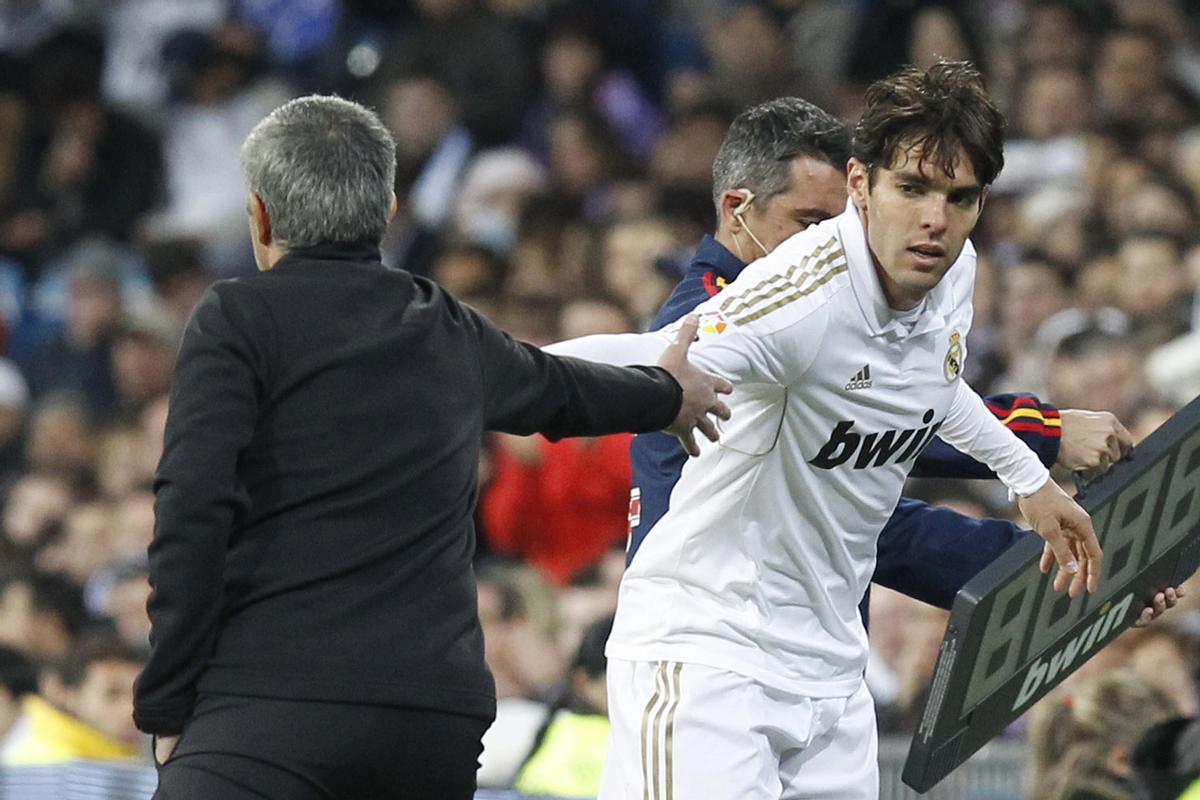 El centrocampista brasileño del Real Madrid Kaká saluda a su entrenador, el portugués José Mourinho, tras ser sustituido durante el partido de la Liga.