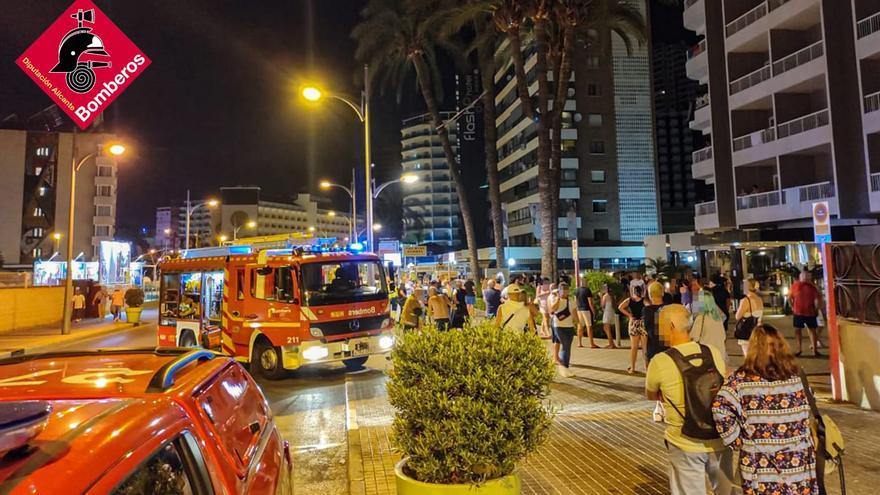 Un incendio en un cuadro eléctrico desaloja un hotel de Benidorm por precaución sin causar heridos