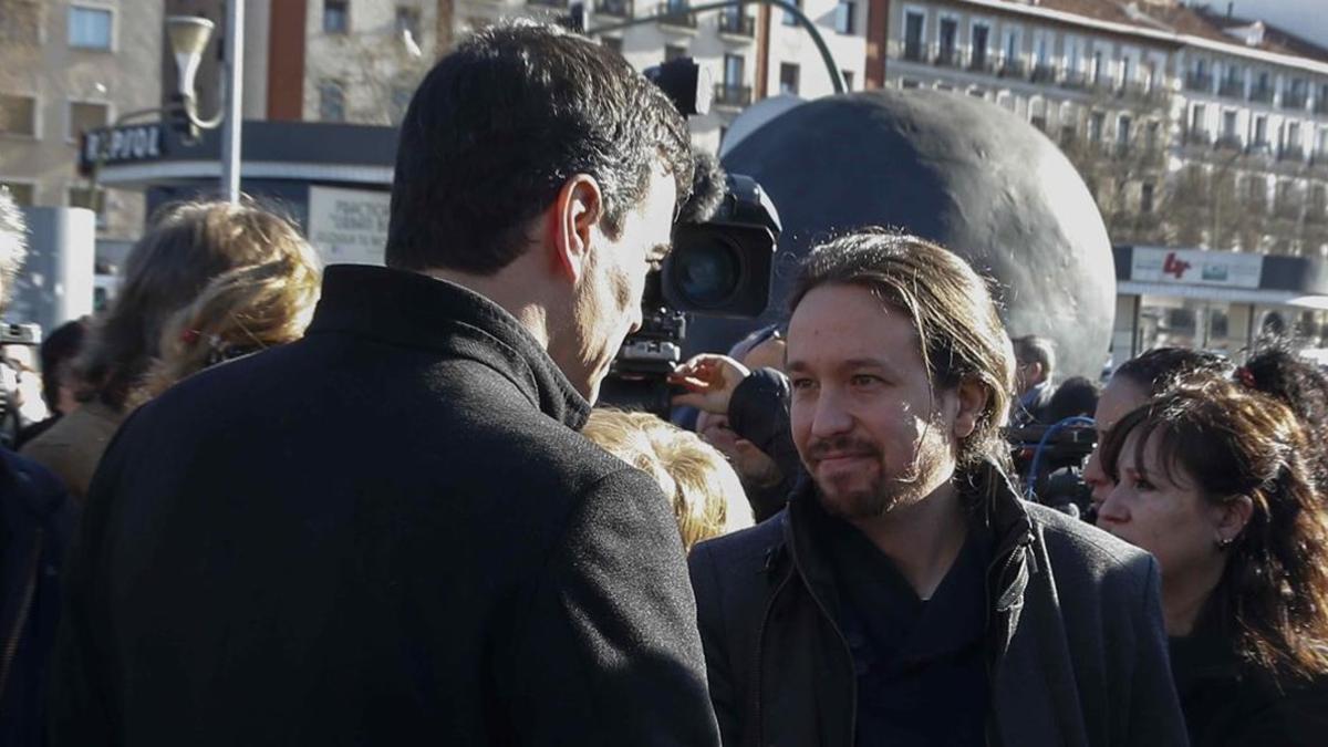 Sánchez e Iglesias se saludan durante el homenaje a las víctimas del atentado del 11-M.