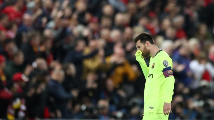 Leo Messi a la gespa d&#039;Anfield, ahir.