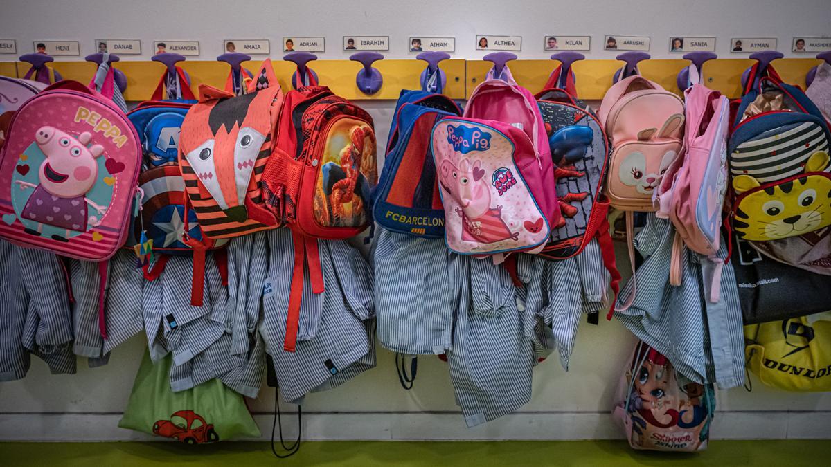 Colgador de pertenencias de los alumnos en un colegio de Barcelona.