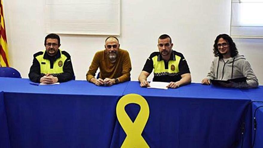 Els dos nous vigilants de Calaf amb l&#039;alcalde, Jordi Badia