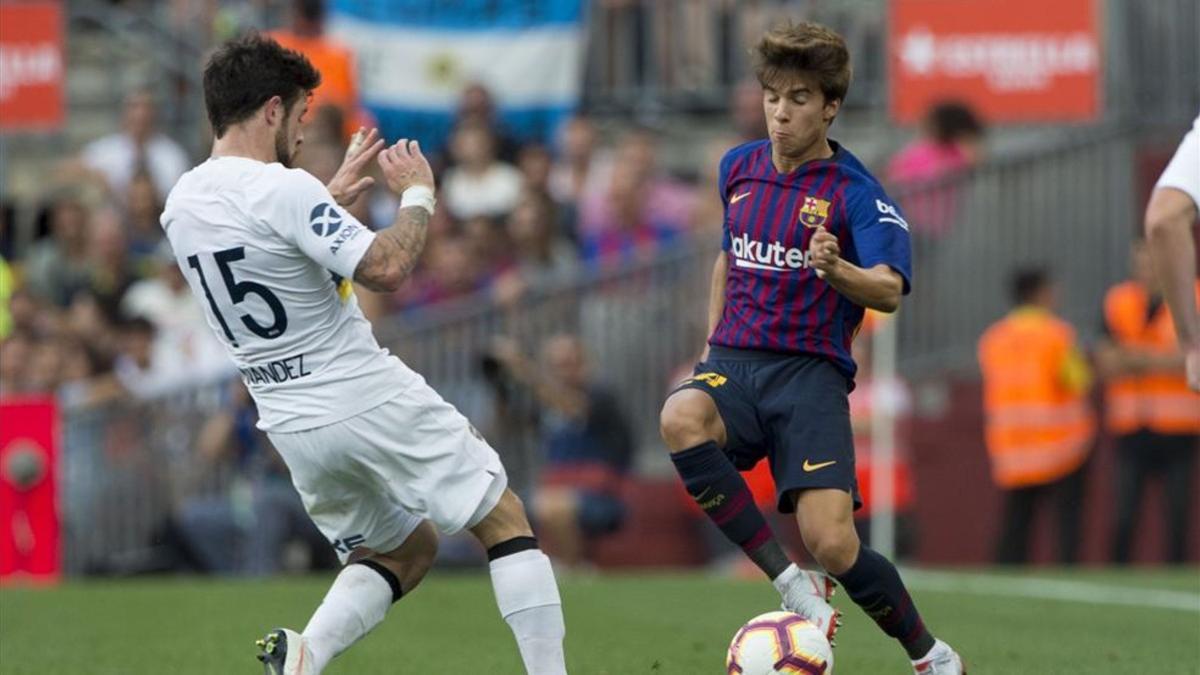 Riqui Puig sustituyó a Arturo Vidal al inicio de la segunda parte en el Gamper