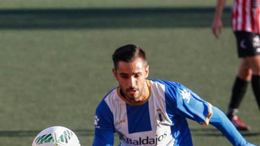 Álex García busca el balón en el partido ante el Siero.