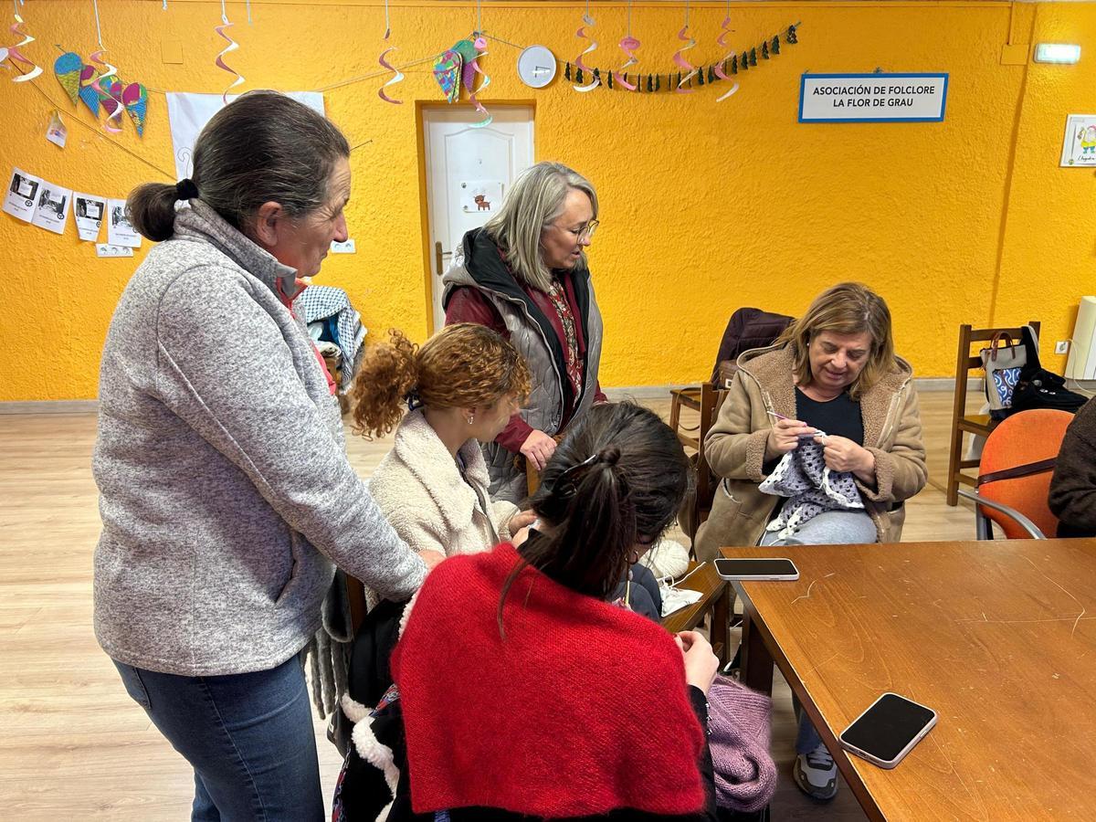 EN IMÁGENES: La "Flor de Grau" celebra su "Filandón" para tejer en grupo y estrechar lazos