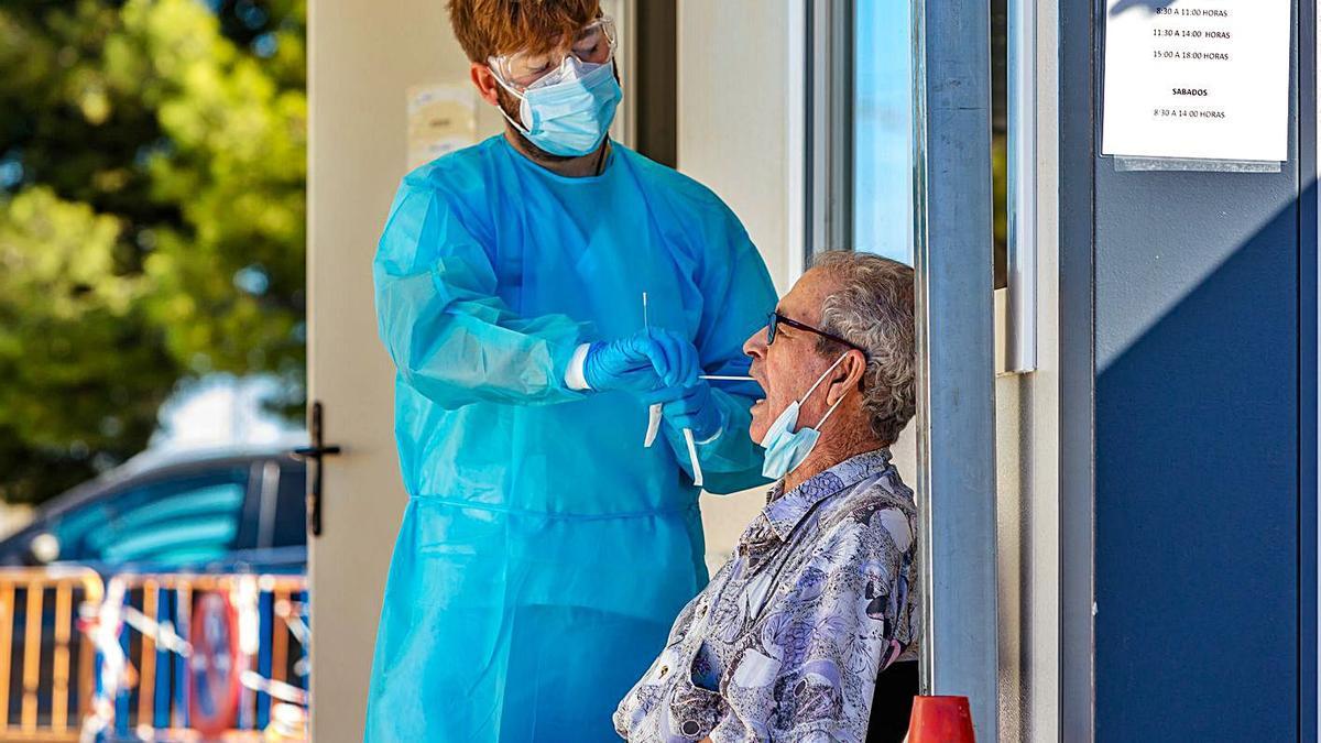 Toma de muestras para una prueba PCR en el hospital Marina Baixa.