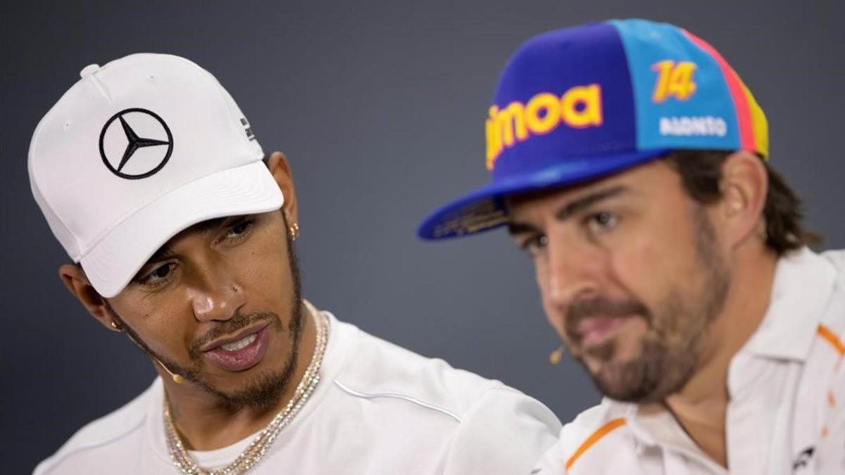 Lewis Hamilton (Mercedes) mira a Fernando Alonso, en su última conferencia en la F-1.