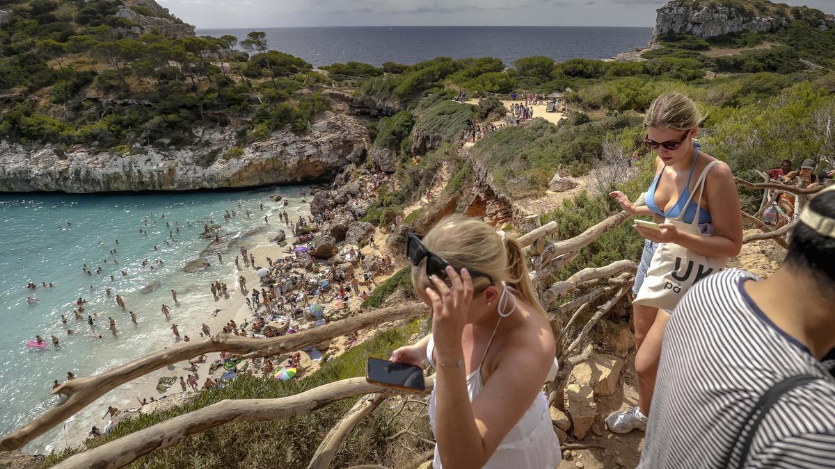 Masificación en el Caló des Moro, en Mallorca, durante los meses de verano.