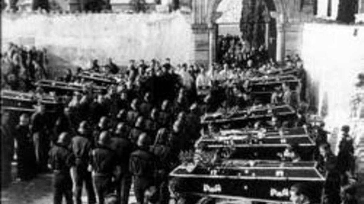 Caídos  Entierro de los 20 claretianos fusilados en 1936, el 10 de noviembre de 1940 en Cervera.