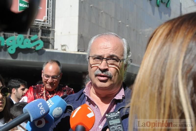 Concentración en la Avenida de la Libertad por la quema de la escultura floral