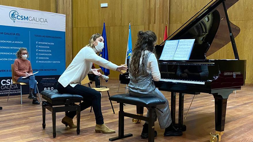 La pianista Judith Jáuregui, durante una clase de piano impartida en Valga.