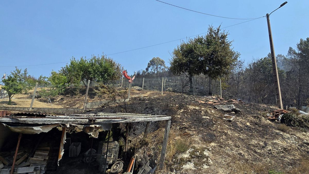 Imágenes del incendio en A Cañiza que obligó a confinar hasta siete núcleos de población en la parroquia de Valeixe.