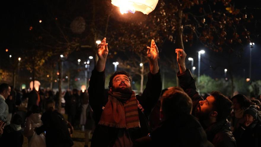 Miles de deseos suben al cielo de Badajoz: "Parece sacado de una película"
