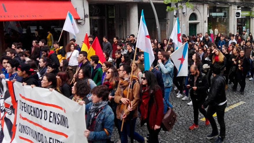 La manifestación de estudiantes, a su paso por el Parque San Lázaro.