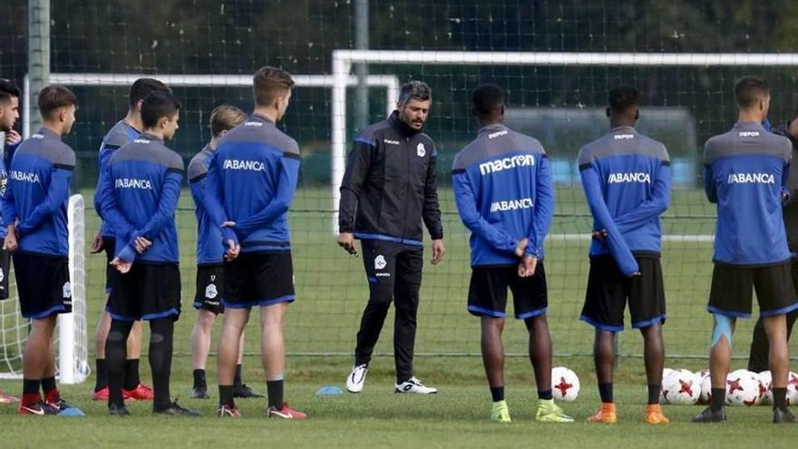 Gustavo Munúa durante una sesión de entrenamiento en el Deportivo Fabril la pasada campaña.