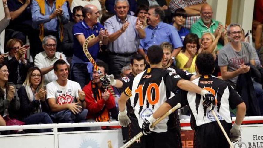 Els jugadors i aficionats del Palafrugell, eufòrics després de marcar un dels tres gols d&#039;ahir.