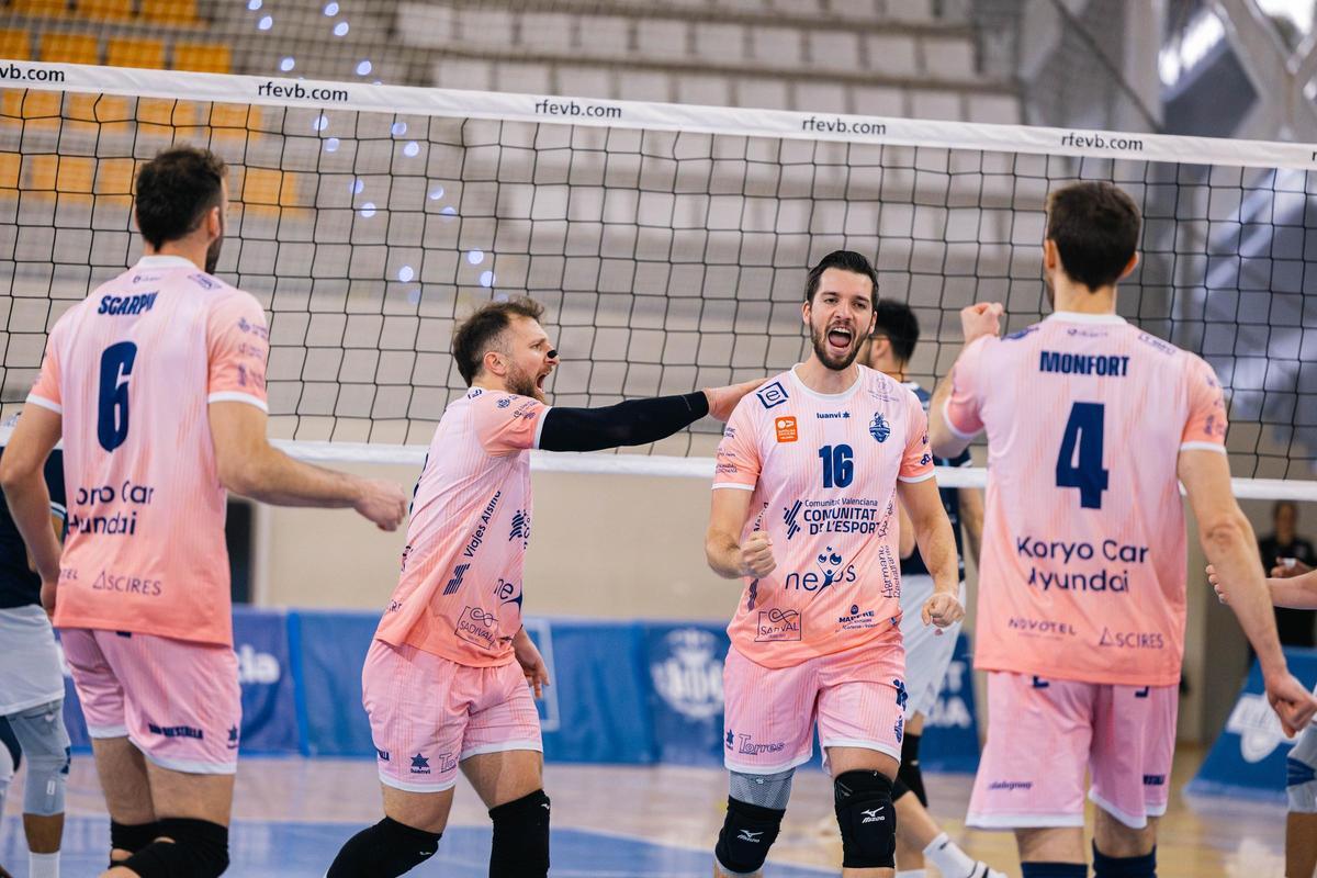 Celebración de los jugadores del Léleman Conqueridor Valencia en Nou Moles.