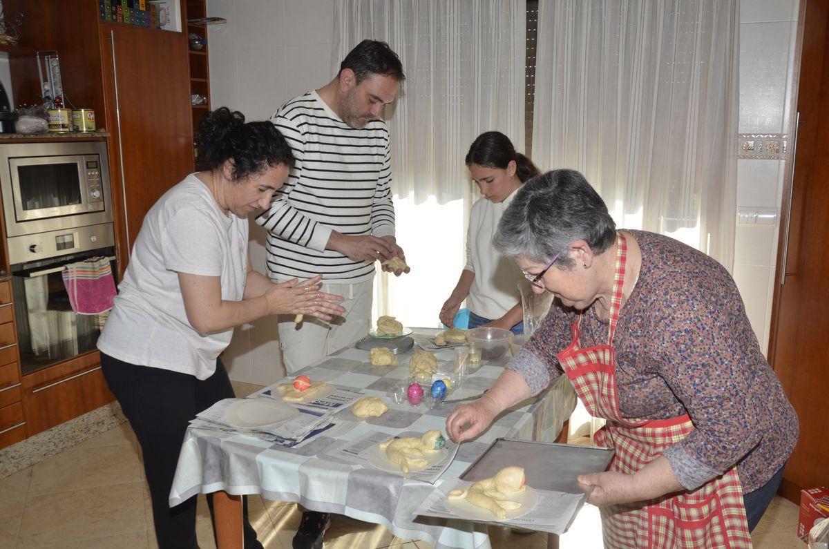 Consuelo Osoria decora sus monas y dulces junto a otros miembros de su familia.