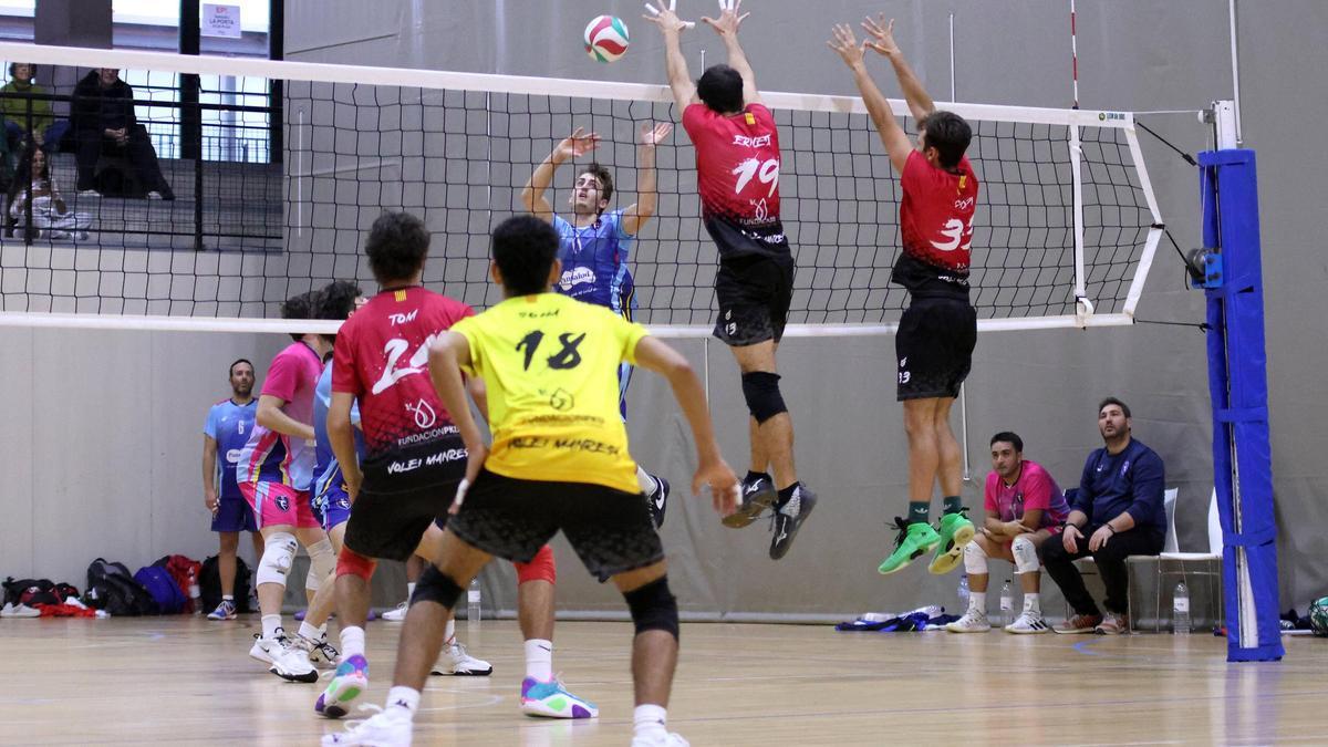 La defensa de l’AE Vòlei Manresa intenta bloquejar la rematada del rival, a l’últim partit jugat a l’Ateneu