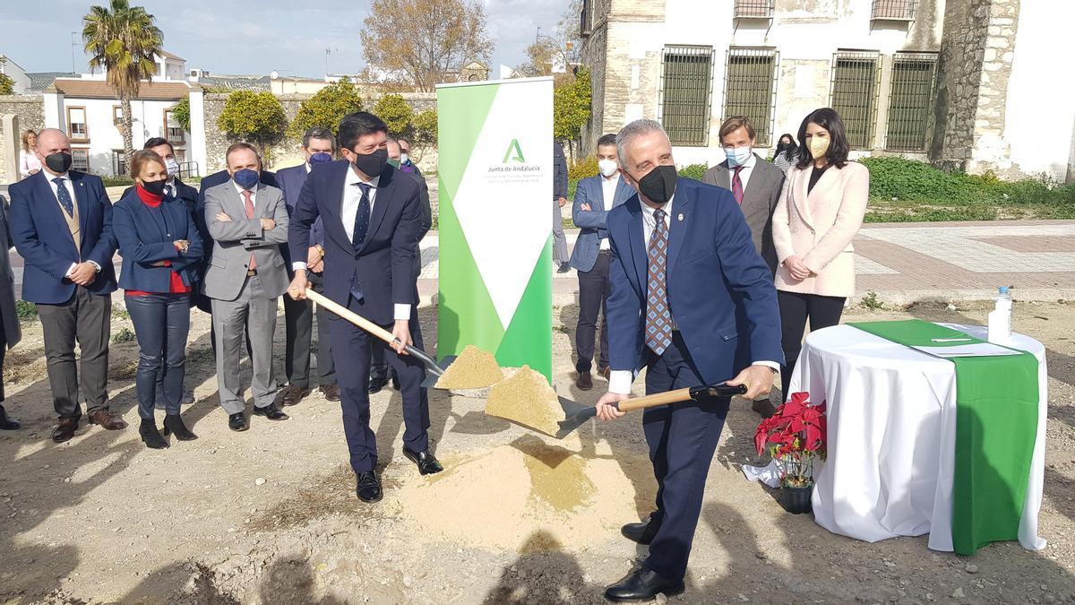 Juan Marín y Juan Pérez echan las primeras paladas de arena a la primera piedra.